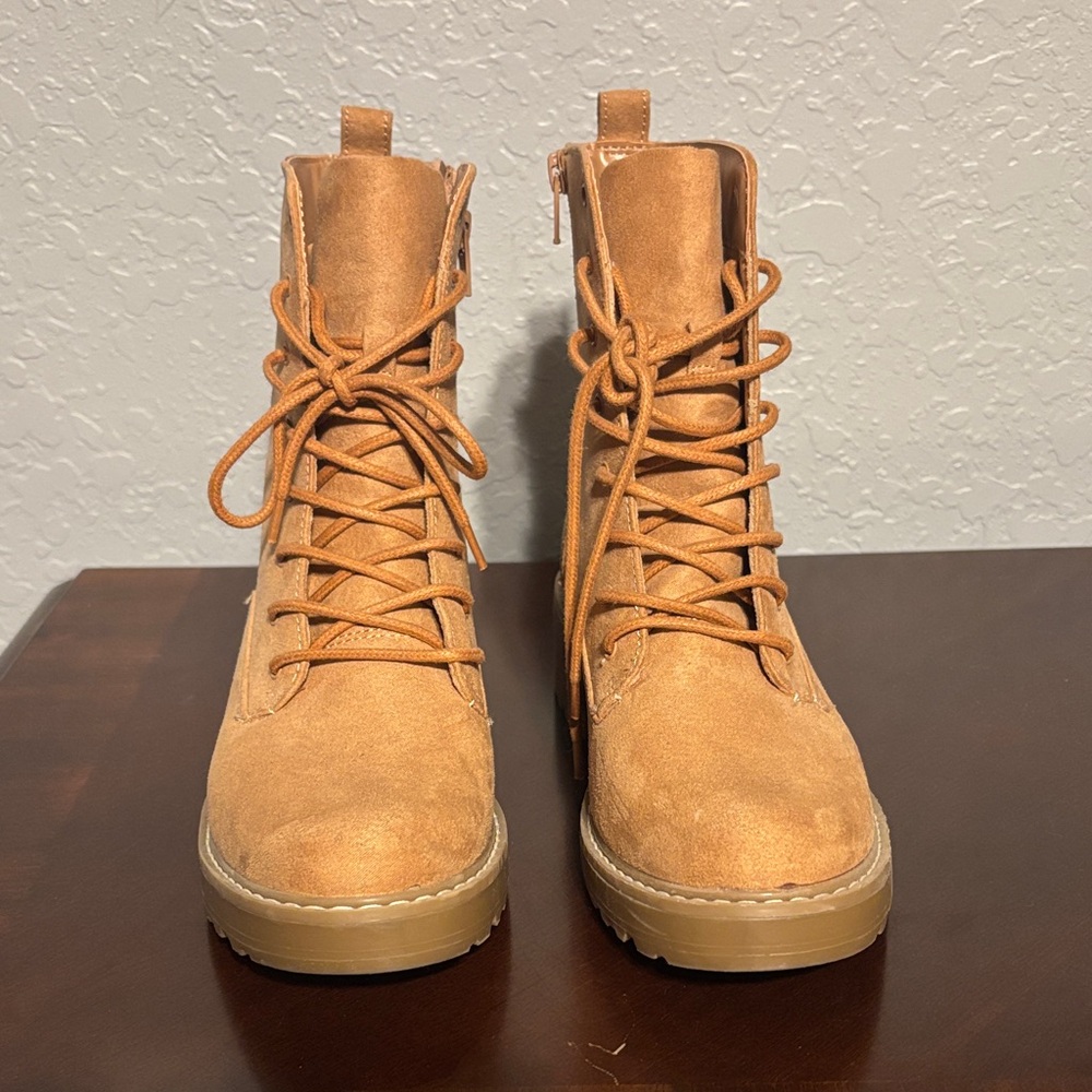 Universal Thread Camel Lace-Up Boots